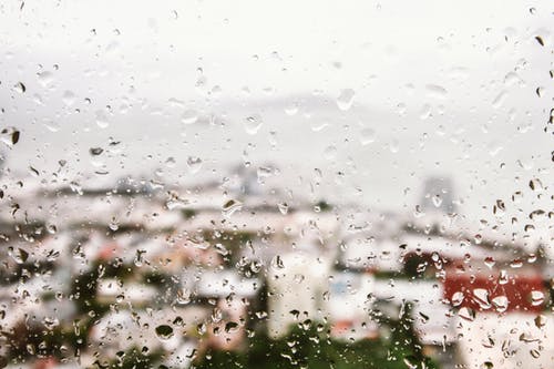 窗户上的雨滴 · 免费素材图片
