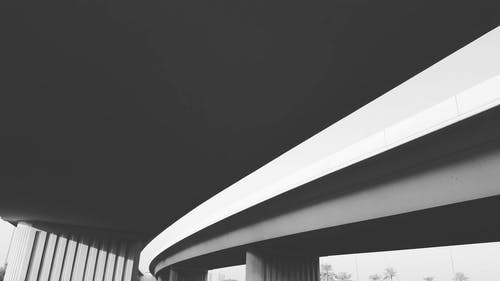 桥的灰度照片 · 免费素材图片