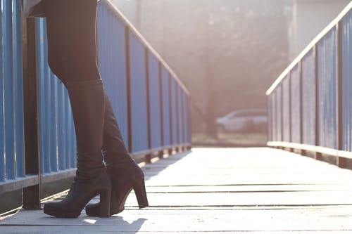 站在桥上的女人 · 免费素材图片