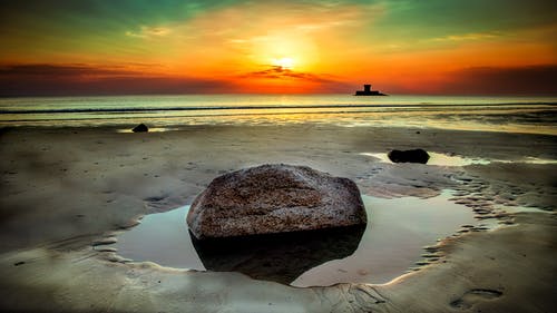 日落时分在海边的石头 · 免费素材图片