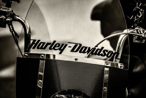 黑色哈雷戴维森摩托车的graysacle摄影 · 免费素材图片