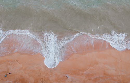沙子旁边的平静水面 · 免费素材图片