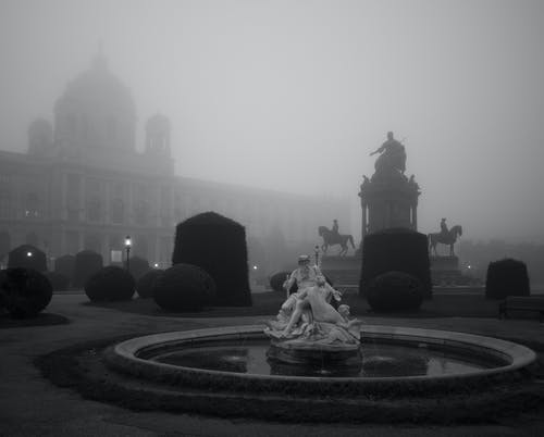 两人雕像在雾 · 免费素材图片