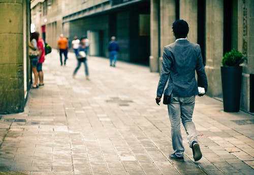 在通路上穿灰色西装外套的男人 · 免费素材图片