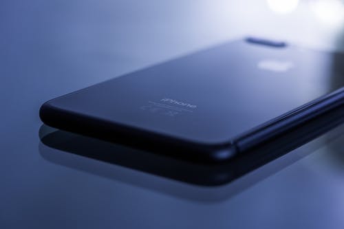 白色表面上的黑色iphone 7 Plus · 免费素材图片