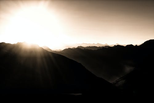 日出时的山脉摄影 · 免费素材图片