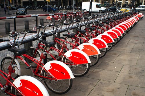 停放的红色和白色自行车 · 免费素材图片