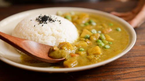 煮熟的米饭和咖喱食品送达白板 · 免费素材图片
