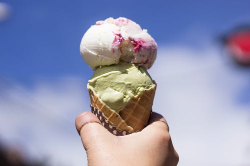 持有与锥体冰淇淋的人 · 免费素材图片