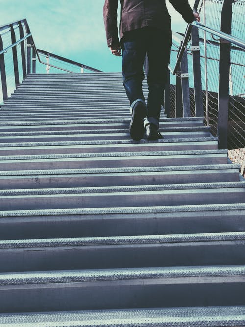 在灰色的楼梯上行走的人 · 免费素材图片