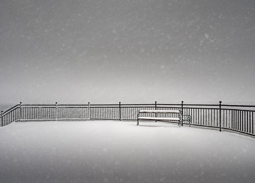 在一个下雪天的积雪的长凳 · 免费素材图片