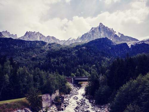 树木和山地景观桥附近的照片 · 免费素材图片