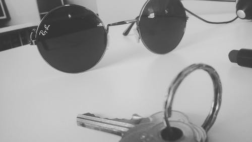 桌上的雷朋太阳镜 · 免费素材图片