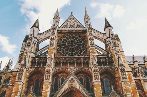 威斯敏斯特大教堂的低角度摄影 · 免费素材图片