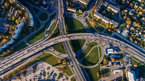 建筑物和道路的航拍照片 · 免费素材图片