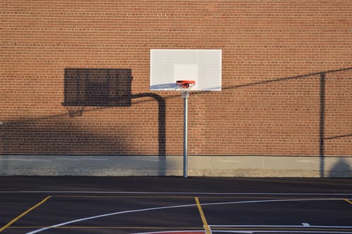 篮球场上的篮球架 · 免费素材图片