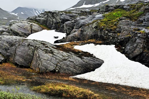 被雪包围的灰色石头 · 免费素材图片
