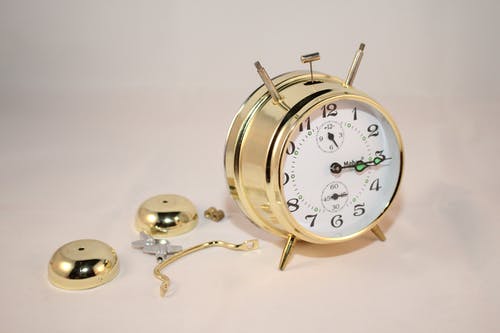 圆形黄铜和白铃闹钟 · 免费素材图片