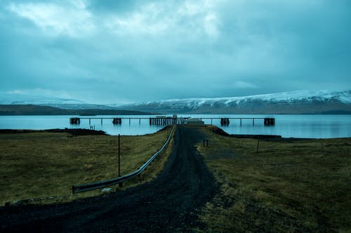 白天在雪山附近的布朗码头 · 免费素材图片