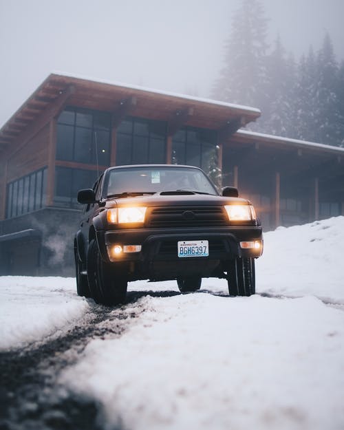 白天在雪地上的黑色丰田车 · 免费素材图片