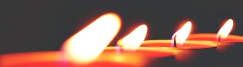 四个tealight蜡烛的特写照片 · 免费素材图片