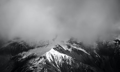 白雪覆盖的山雾 · 免费素材图片