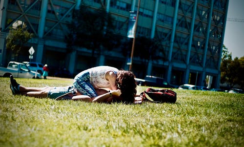 男人和女人躺在绿色的原野上 · 免费素材图片