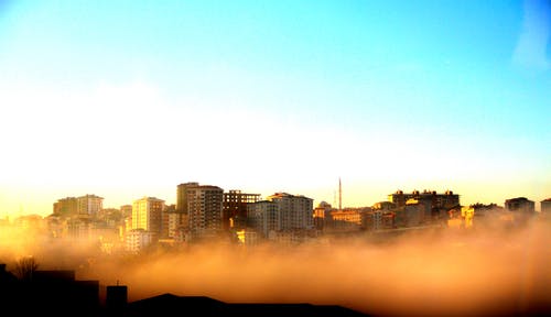 在一个有雾的早晨的建筑物摄影 · 免费素材图片