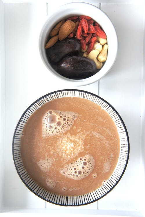 热巧克力和一碗坚果 · 免费素材图片