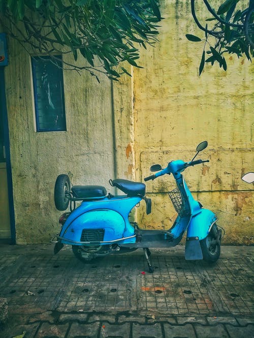 蓝绿色踏板车在路上 · 免费素材图片