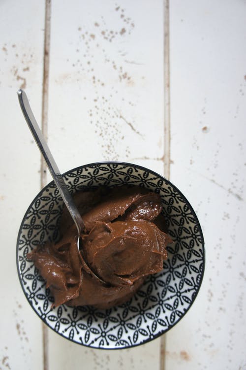 碗巧克力用勺子涂 · 免费素材图片