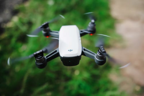 黑色和白色quadcopter无人机 · 免费素材图片