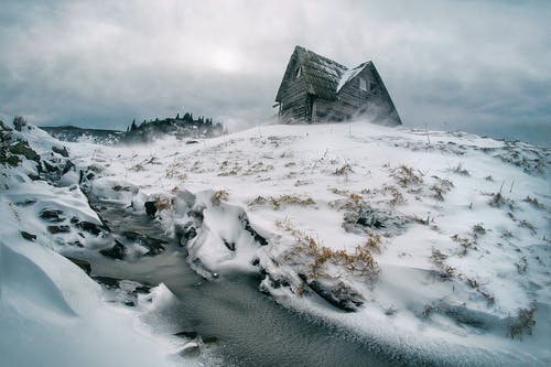 被雪包围的灰色房子 · 免费素材图片