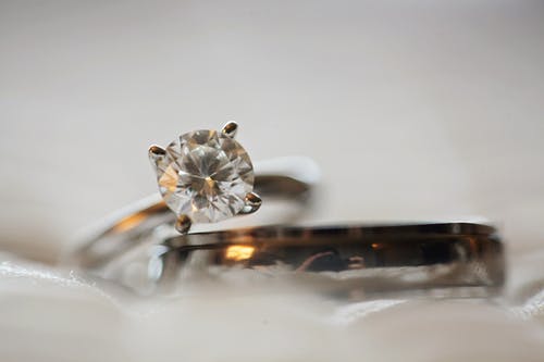 近摄照片钻石耳钉银色永恒戒指 · 免费素材图片
