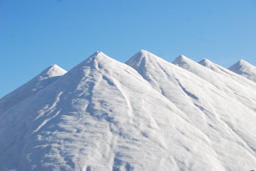 白天白雪皑皑的山脉在蓝蓝的天空下 · 免费素材图片