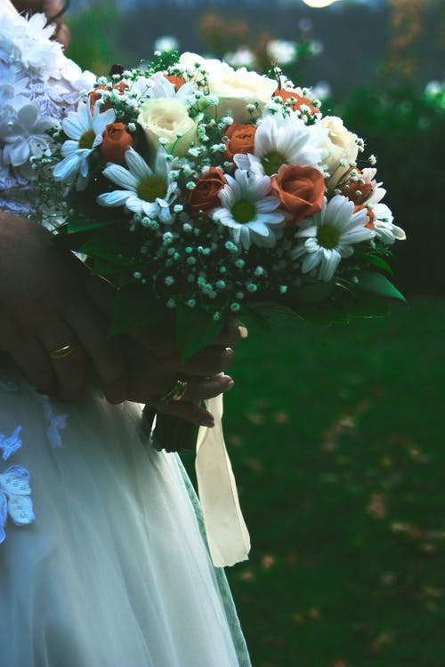 新娘举行新娘花束 · 免费素材图片
