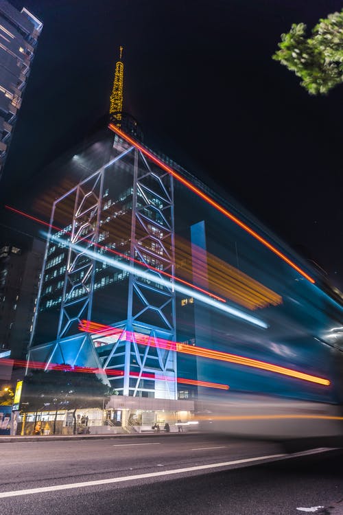 汽车和建筑物的延时摄影 · 免费素材图片