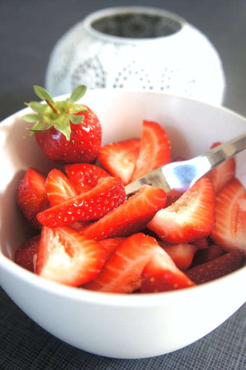 切碎的草莓碗 · 免费素材图片