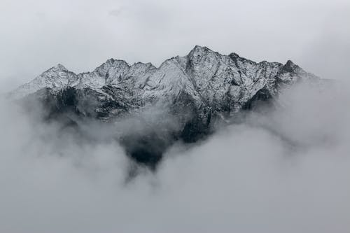 白雪覆盖的山脉景观摄影 · 免费素材图片