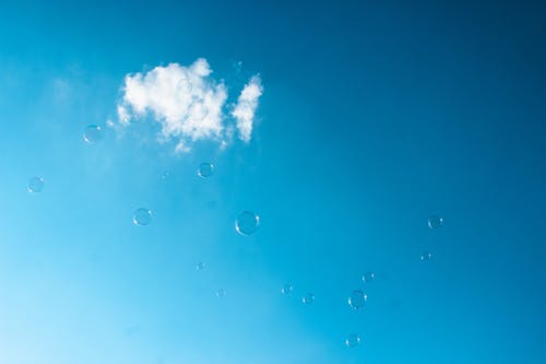 白云下的气泡 · 免费素材图片