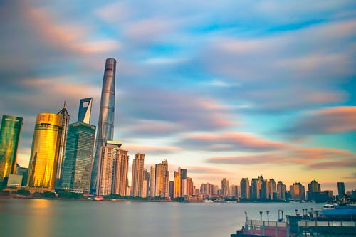 水体附近的高层建筑 · 免费素材图片