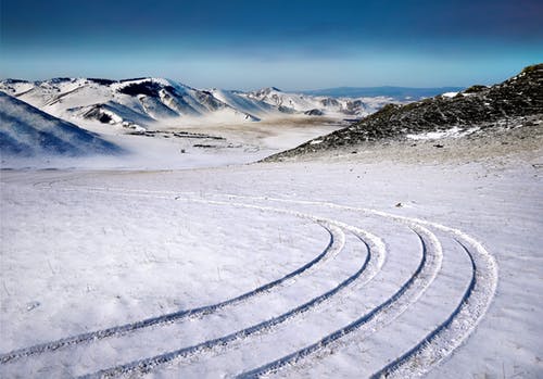 积雪覆盖的山丘的地标摄影 · 免费素材图片