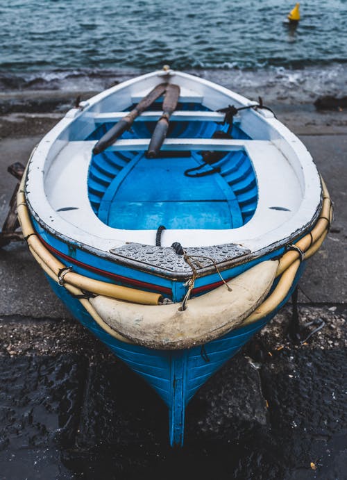 海边的白色和蓝色木船 · 免费素材图片