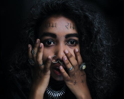 女人抱着她的脸和震惊 · 免费素材图片