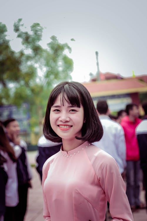 粉色长袖顶微笑的女人的摄影 · 免费素材图片