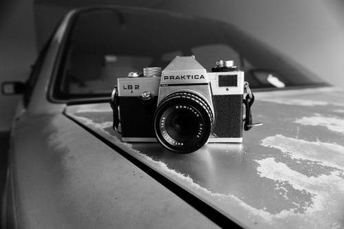 银色和黑色praktica Dslr相机的灰度摄影 · 免费素材图片