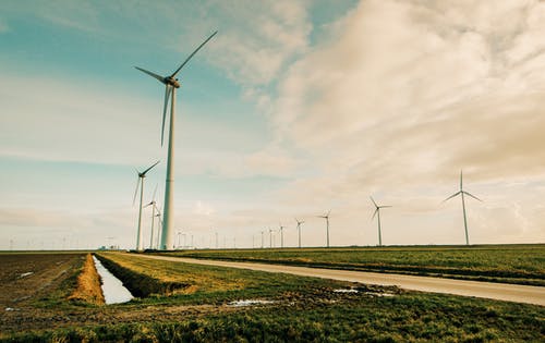 风车在绿色草地上的能量 · 免费素材图片