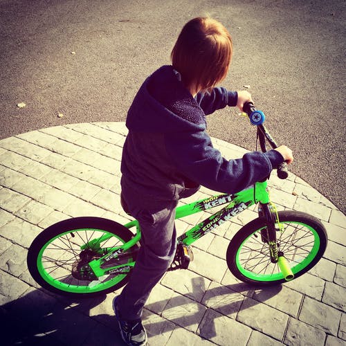 在白天的男孩骑自行车 · 免费素材图片