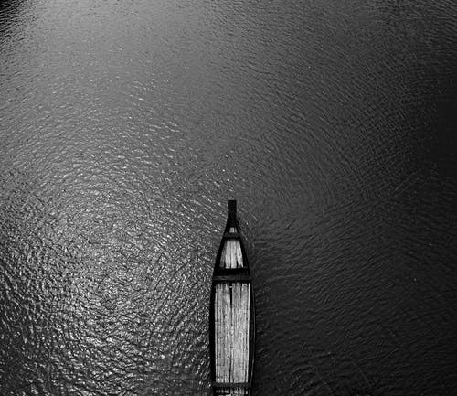 在水体上的鸟瞰图黑色木制划艇 · 免费素材图片