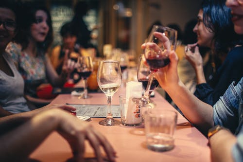 人们喝白酒和谈餐桌特写照片 · 免费素材图片
